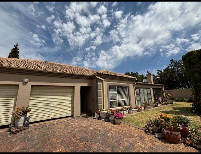3 BEDROOM TOWNHOUSE FOR SALE IN VANDERBIJLPARK SE 2